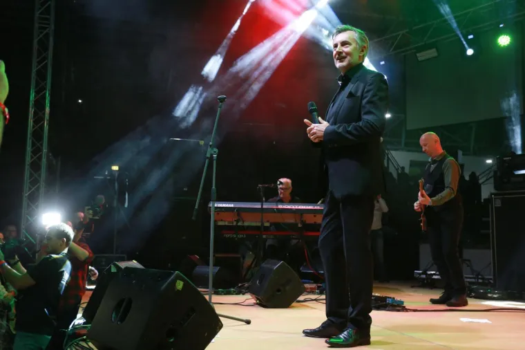 U politici je od samog početka 90-ih. Od 1995. do 1997. bio je generalni konzul RH u Mađarskoj. S HDZ-om je sudjelovao na parlamentarnim izborima 2007. kada je postao zastupnik u Hrvatskom saboru, no nakon osam mjeseci napustio je Sabor.