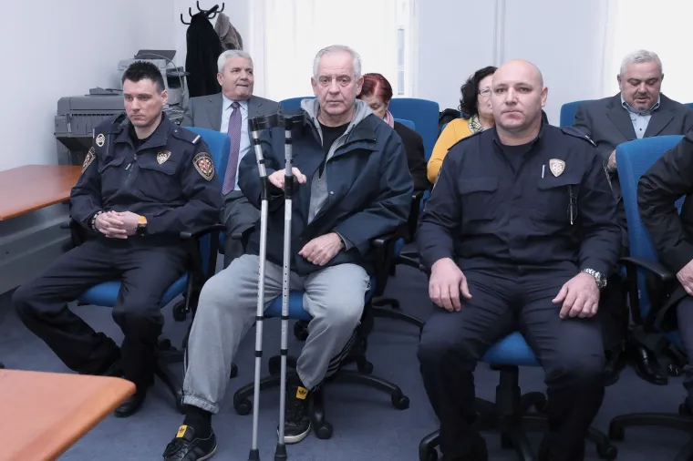 Nastavljeno suđenje Ivi Sanaderu: Došao je u trenirci i na štakama, ali se ostali nisu pojavili