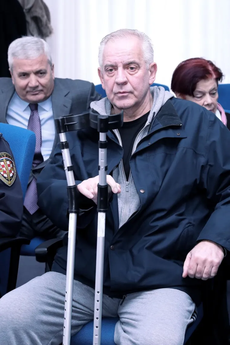 Nastavljeno suđenje Ivi Sanaderu: Došao je u trenirci i na štakama, ali se ostali nisu pojavili
