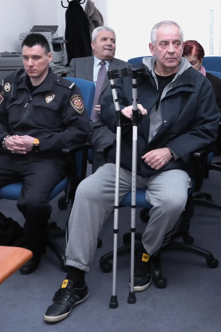 Nastavljeno suđenje Ivi Sanaderu: Došao je u trenirci i na štakama, ali se ostali nisu pojavili