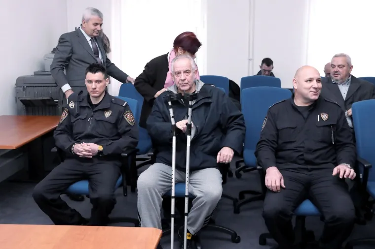 Nastavljeno suđenje Ivi Sanaderu: Došao je u trenirci i na štakama, ali se ostali nisu pojavili
