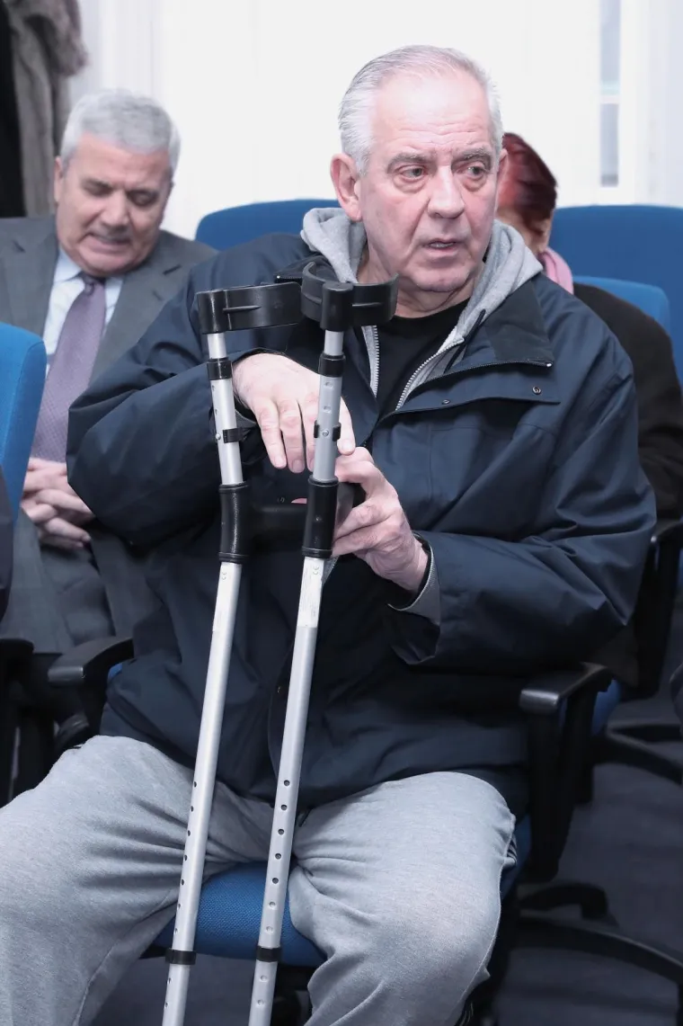Nastavljeno suđenje Ivi Sanaderu: Došao je u trenirci i na štakama, ali se ostali nisu pojavili
