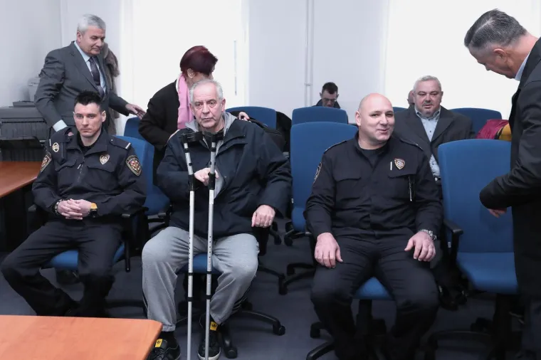 Nastavljeno suđenje Ivi Sanaderu: Došao je u trenirci i na štakama, ali se ostali nisu pojavili
