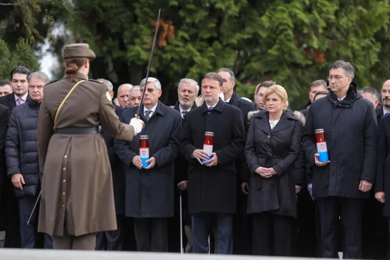 Počast su odali i ministar turizma Gari Cappelli, Željko Reiner, predsjednik Sabora Gordan Jandroković, predsjednica RH Kolinda Grabar Kitarović i predsjednik Vlade Andrej Plenković.