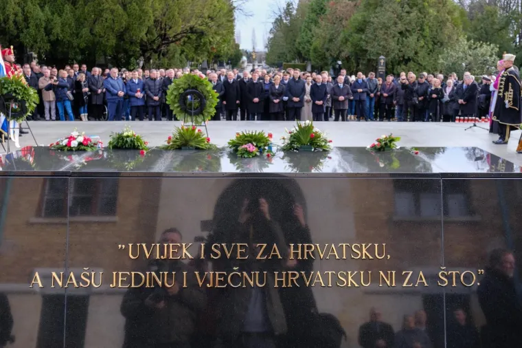 Prošlo je 20 godina od smrti prvog predsjednika: Tko je sve zapalio svijeću na Tuđmanovom grobu?