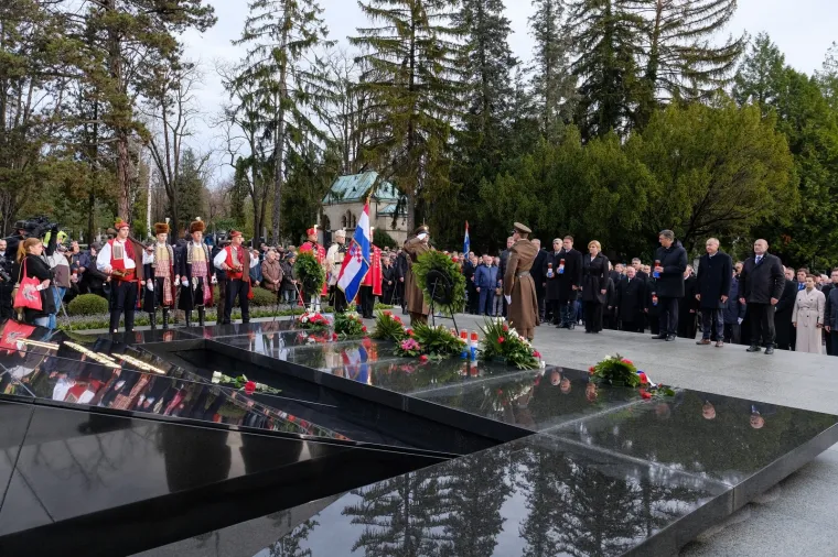 Prošlo je 20 godina od smrti prvog predsjednika: Tko je sve zapalio svijeću na Tuđmanovom grobu?