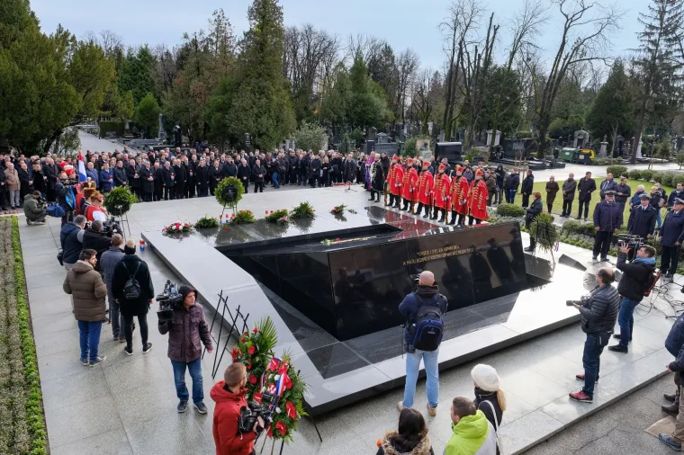 Prošlo je 20 godina od smrti prvog predsjednika: Tko je sve zapalio svijeću na Tuđmanovom grobu?