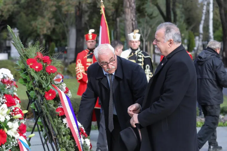 Prošlo je 20 godina od smrti prvog predsjednika: Tko je sve zapalio svijeću na Tuđmanovom grobu?