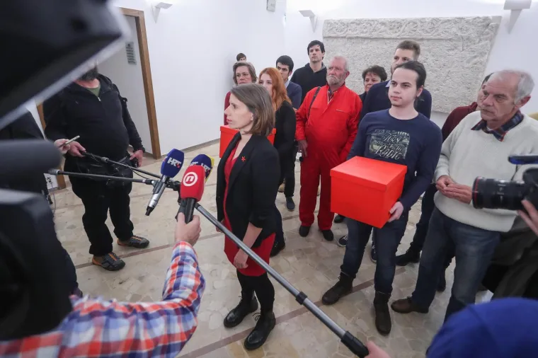 Rođena je u Zagrebu 1974. godine.