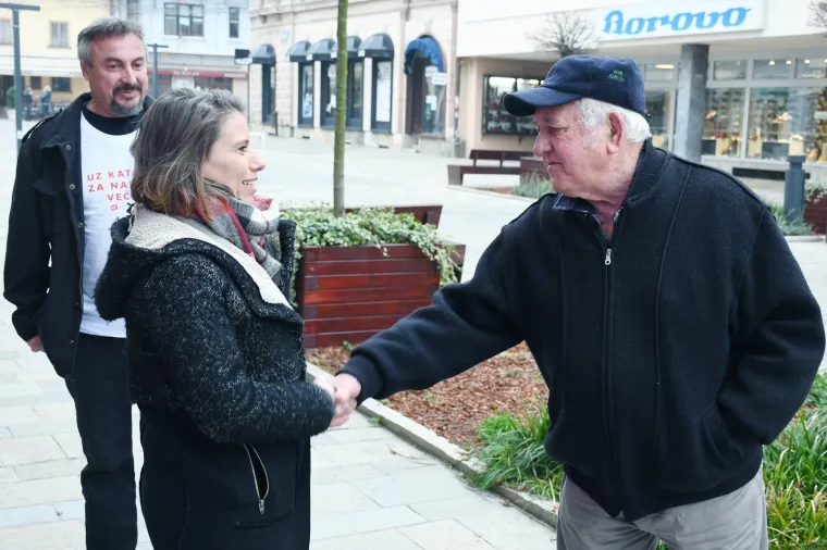 Autorica je dviju knjiga Mediji i kultura (2012.) i Marx u digitalnom dobu (2016.), a uredila je i zbornik tekstova Privremene autonomne zone (2003.).