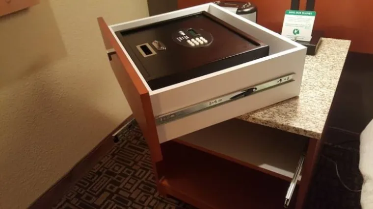 Sef pričvr&scaron;ćen za ladicu koja se može izvaditi