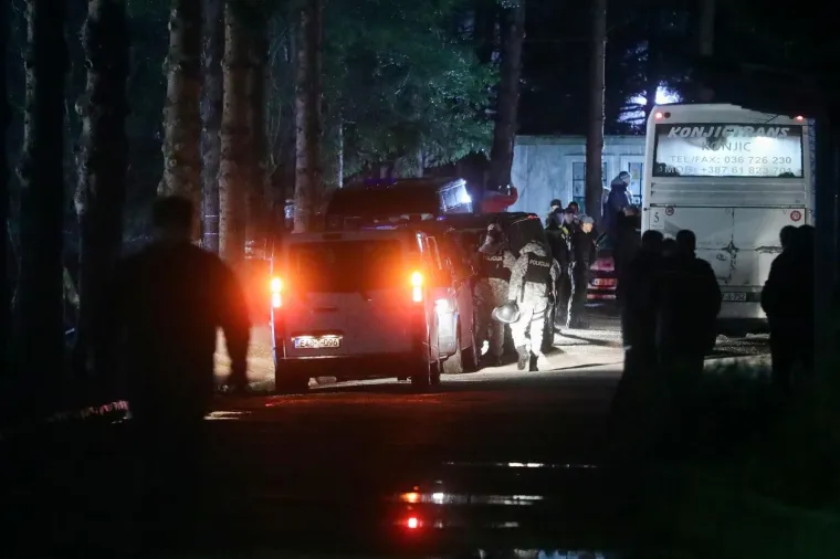 Pod okriljem noći: Migranti iz Vučjaka autobusima prebačeni u novu vojarnu