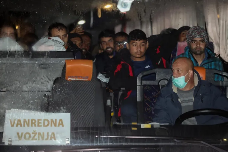 Pod okriljem noći: Migranti iz Vučjaka autobusima prebačeni u novu vojarnu