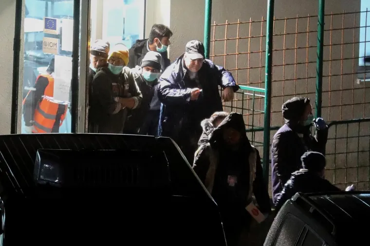 Pod okriljem noći: Migranti iz Vučjaka autobusima prebačeni u novu vojarnu