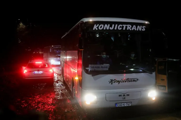 Pod okriljem noći: Migranti iz Vučjaka autobusima prebačeni u novu vojarnu