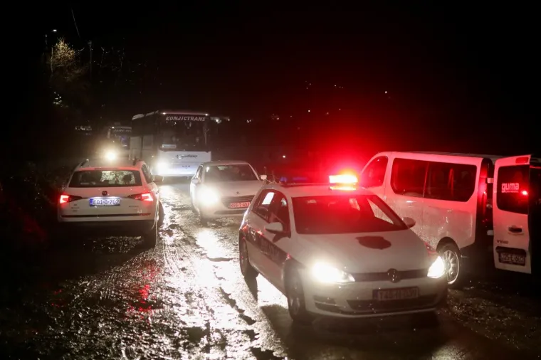 Pod okriljem noći: Migranti iz Vučjaka autobusima prebačeni u novu vojarnu