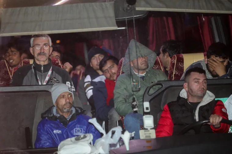 Pod okriljem noći: Migranti iz Vučjaka autobusima prebačeni u novu vojarnu