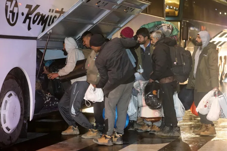 Pod okriljem noći: Migranti iz Vučjaka autobusima prebačeni u novu vojarnu