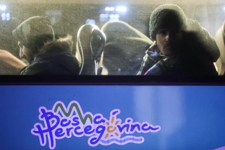 Pod okriljem noći: Migranti iz Vučjaka autobusima prebačeni u novu vojarnu