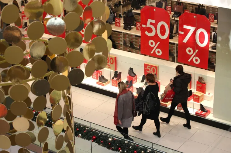 S 27. prosincem počinje zimsko sezonsko sniženje. Proizvodi su u prosjeku sniženi između 20 i 50 posto, a u 60 dana propisanoga trajanja sniženja redovna cijena i nova snižena cijena moraju se iskazati jasno, vidljivo i čitljivo.