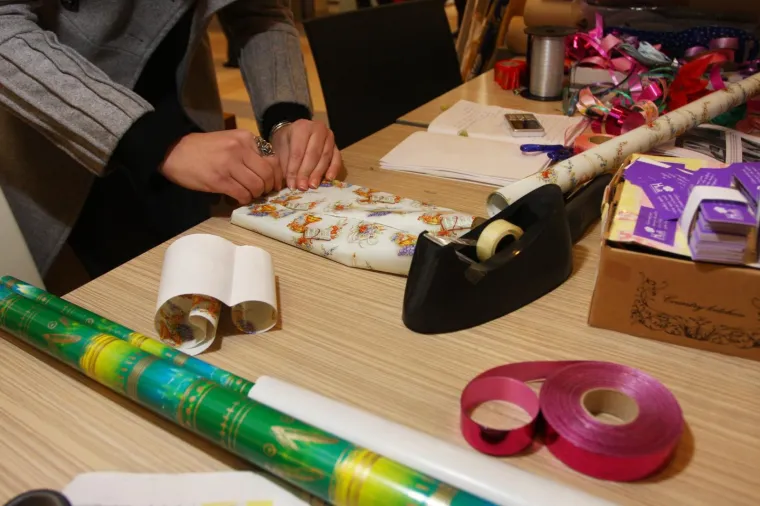 Trgovci često nude uslugu zamatanja poklona. Obratite pozornost je li trgovac istaknuo da je zamatanje poklona besplatno ili se plaća, te naplaćuju li se dodatno papir za zamatanje i ukrasi. Trgovac sve navedeno mora istaknuti jasno, vidljivo i čitljivo u prodavaonici.