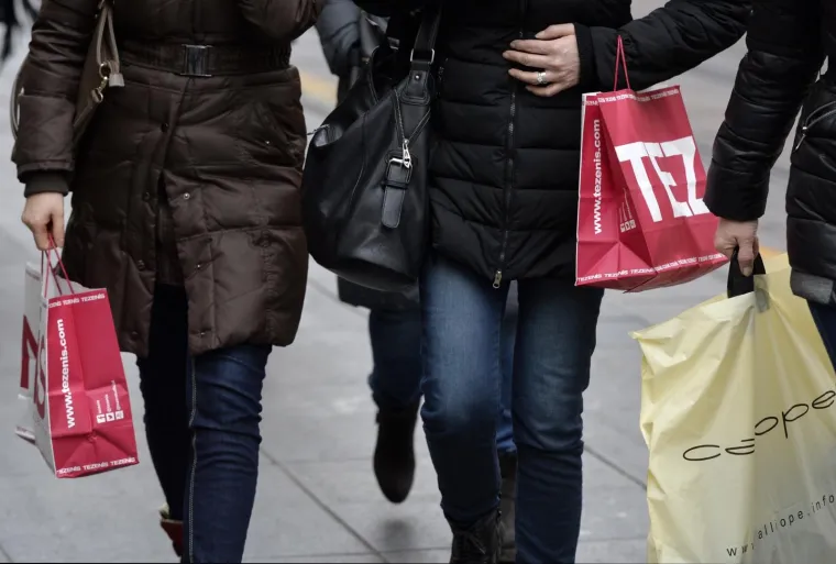 Kod nas je pravno regulirano kako trgovac mora prihvatiti zamjenu proizvoda ili omogućiti povrat novca samo ako proizvod ima materijalni nedostatak (gre&scaron;ku, kvar). Dodu&scaron;e, velik broj trgovaca zbog dobre reputacije prihvatit će zamjenu odjeće i obuće za veći ili manji broj, i to samo uz predočenje računa.