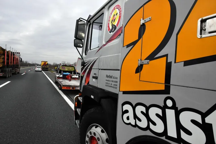 Na autocesti A3 kod Lužana kamion bosanskohercegovačkih registarskih oznaka sletio s ceste i zaustavio se u odvodnom kanalu