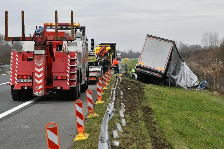 Na autocesti A3 kod Lužana kamion bosanskohercegovačkih registarskih oznaka sletio s ceste i zaustavio se u odvodnom kanalu