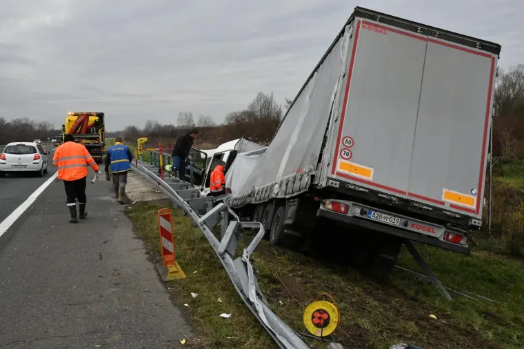 Na autocesti A3 kod Lužana kamion bosanskohercegovačkih registarskih oznaka sletio s ceste i zaustavio se u odvodnom kanalu