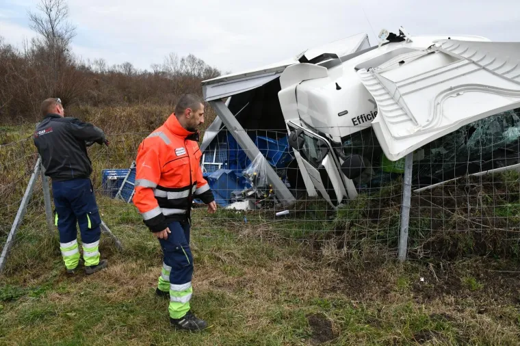 Na autocesti A3 kod Lužana kamion bosanskohercegovačkih registarskih oznaka sletio s ceste i zaustavio se u odvodnom kanalu