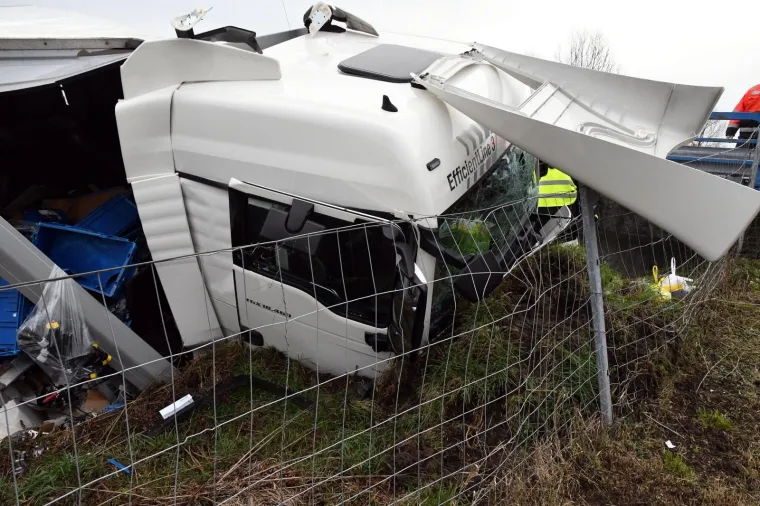 Na autocesti A3 kod Lužana kamion bosanskohercegovačkih registarskih oznaka sletio s ceste i zaustavio se u odvodnom kanalu