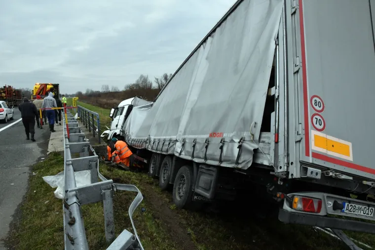 Na autocesti A3 kod Lužana kamion bosanskohercegovačkih registarskih oznaka sletio s ceste i zaustavio se u odvodnom kanalu