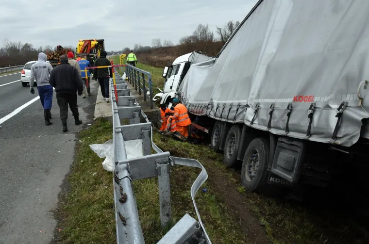 Na autocesti A3 kod Lužana kamion bosanskohercegovačkih registarskih oznaka sletio s ceste i zaustavio se u odvodnom kanalu