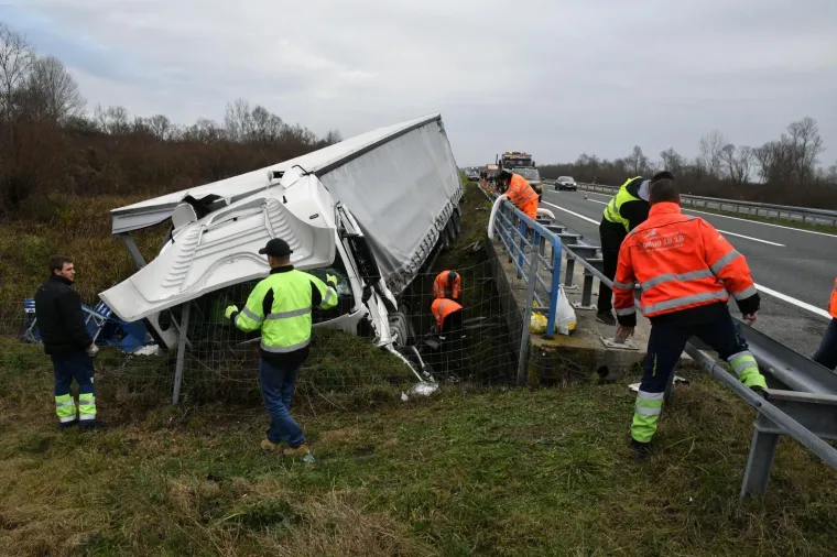 Na autocesti A3 kod Lužana kamion bosanskohercegovačkih registarskih oznaka sletio s ceste i zaustavio se u odvodnom kanalu