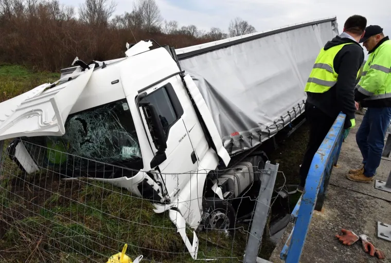 Na autocesti A3 kod Lužana kamion bosanskohercegovačkih registarskih oznaka sletio s ceste i zaustavio se u odvodnom kanalu