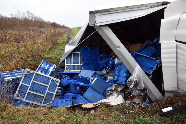 Na autocesti A3 kod Lužana kamion bosanskohercegovačkih registarskih oznaka sletio s ceste i zaustavio se u odvodnom kanalu