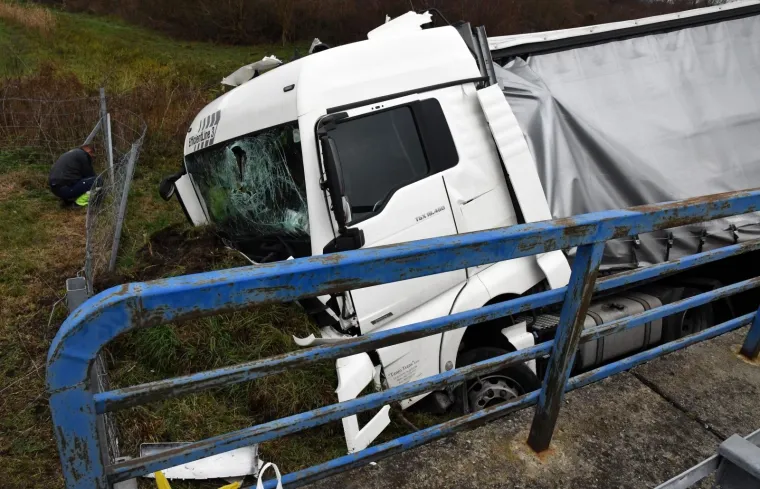 Na autocesti A3 kod Lužana kamion bosanskohercegovačkih registarskih oznaka sletio s ceste i zaustavio se u odvodnom kanalu