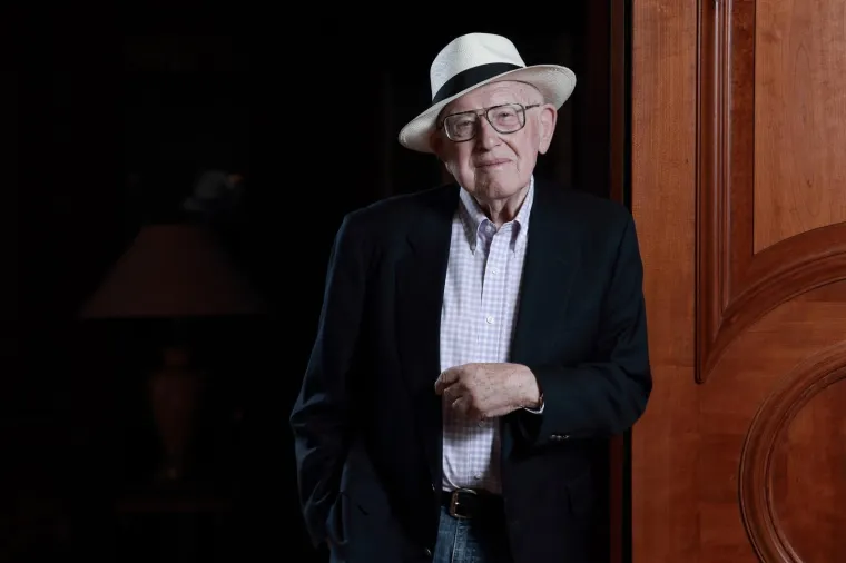 Istaknuti filmski producent i dvostruki dobitnik Oscara Branko Lustig preminuo je u studenom u Zagrebu u 87. godini. Branko Lustig rodio se u Osijeku 10. lipnja 1932. Zbog židovskog podrijetla bio je tijekom Drugog svjetskog rata zatočenik zloglasnih koncentracijskih logora Auschwitz i BergenBelsen. Većina članova njegove obitelji su nestali u koncentracijskim logorima &scaron;irom Europe. Njegovo iskustvo iz logora ugrađeno je u Schindlerovu listu, film Stevena Spielberga, kojem je pomogao uvjerljivo prikazati mučne scene iz koncentracijskih logora. Oscara je dobio za filmove Schindlerova lista Stevena Spielberga (1993.) i Gladijator Ridleya Scotta (2000.), za koje je nagrađen i Zlatnim globusom. U njegovoj bogatoj biografiji ističu se i Pad crnog jastreba&laquo; (2001.), Kraljevstvo nebesko (2005.), Dobra godina (2006.), Američki gangster (2007.) i In Between Engagements (2014.) Prije deset godina Lustig se odlučio vratiti u Hrvatsku gdje je bio predsjednik Festivala tolerancije &ndash; Festivala židovskog filma.