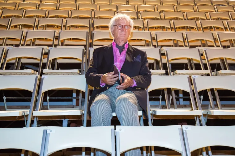 Dubrovački skladatelj, dirigent i gitarist Đelo Jusić preminuo je u u svibnju u 81. godini u Zagrebu. Đelo Jusić najpoznatiji je po brojnim velikim domaćim djelima zabavne, ali i ozbiljne, uglavnom orkestralne glazbe. Godine 1961. utemeljio je vokalno-instrumentalni sastav Dubrovačke trubadure. Njegova glazbena djela izvodili su brojni domaći izvođači poput Tereze Kesovija, Olivera Dragojevića, Ibrice Jusića, Frane Lasića i mnogi drugi. Postigao je brojne uspjehe na Splitskom i Zagrebačkom festivalu, sa skladbama "Dalmatinski lero", "Zapjevajmo prijatelji", "Mladosti, moja lijepa radosti", "Volim te budalo mala", "Zagrljeni", "La musica di notte", "Stare ljubavi", "Sinoć sam htjela" i druge. Osnivač je i dječjeg zbora Mali raspjevani Dubrovnik, a u dugoj karijeri dirigirao je brojnim europskim orkestrima.