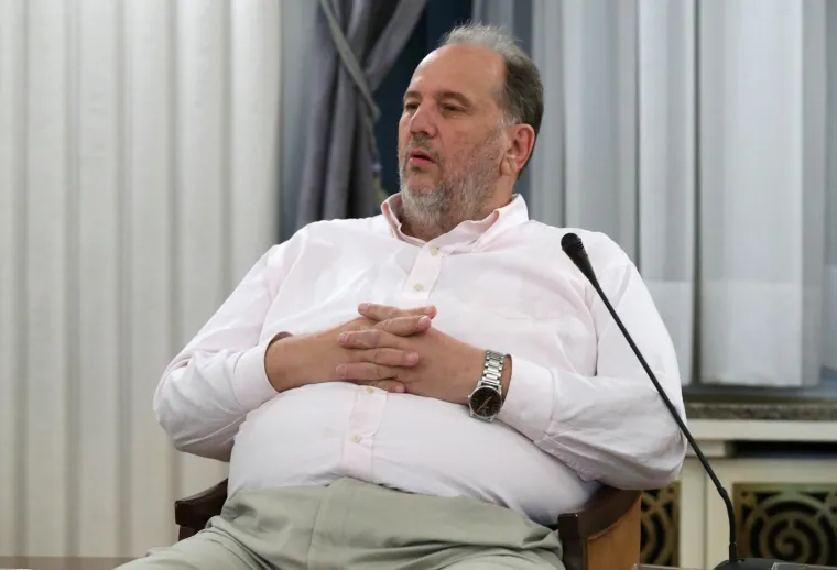 Istaknuti hrvatski novinar, pisac i publicist Denis Kulji&scaron; umro je ovog kolovoza u Zagrebu u dobi od 68 godina nakon kratke i te&scaron;ke bolesti.  U novinama redovito pi&scaron;e od 1972., 1979. zaposlio se u Poletu, te 1980. u Vjesniku. Radio je kao urednik i novinar Starta, Danasa i Studija. Godine 1989. zajedno s partnerima osnovao je tvrtku Media Press, koja je sudjelovala u pokretanju privatnog nezavisnog političkog tjednika Globus, gdje je proveo pet godina kao glavni urednik. Tvrtka je za to vrijeme prerasla u Europapress Holding, u kojoj je pokrenuo jo&scaron; i tjednike Gloria i OK! Napustiv&scaron;i EPH, s ostalim dioničarima tvrtke Media Press pokrenuo je politički tjednik Nacional, koji vodi dvije godine. Kad su ga iz njega izbacili po&scaron;to je izvr&scaron;eno neprijateljsko preuzimanje tvrtke, s vlastitim kapitalom pokrenuo je dvotjednik Ultra, koji je propao. Kasnije se zaposlio kao savjetnik Uprave EPH, gdje je povremeno obavljao i različite uredničke funkcije (zamjenik glavnog urednika Globusa, urednik Playboya, supervizor pokretanja izdanja Playboy SCG). Krajem 2012. bio je među pokretačima uskoro uga&scaron;enog dnevnika, 21. stoljeće. Pisao je kolumne u Jutarnjem i Večernjem listu te nizu dnevnih novina u Srbiji, Sloveniji i Bosni i Hercegovini.