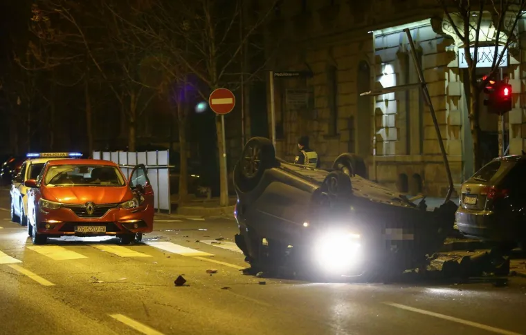 Sudar dva automobila na Zelenom valu, jedan zavr&scaron;io na krovu