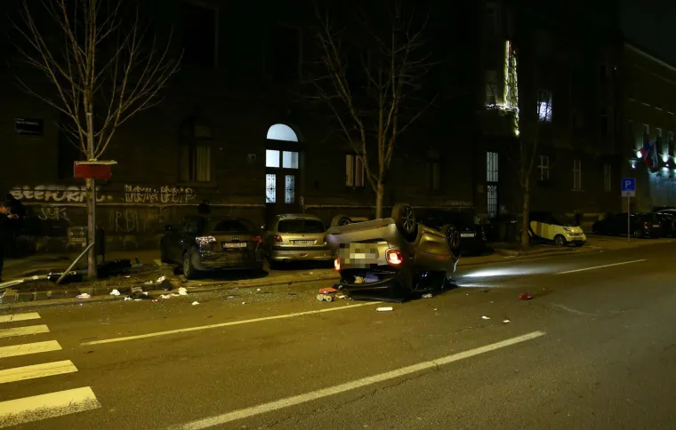 Sudar dva automobila na Zelenom valu, jedan zavr&scaron;io na krovu