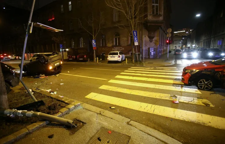 Sudar dva automobila na Zelenom valu, jedan zavr&scaron;io na krovu
