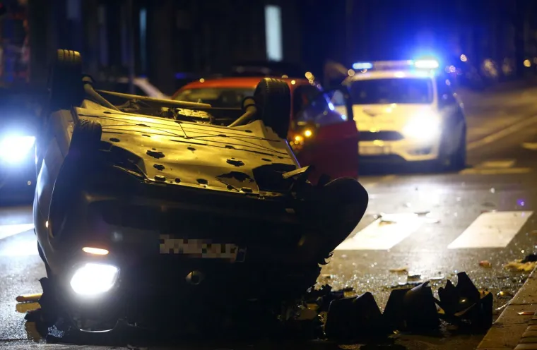 Sudar dva automobila na Zelenom valu, jedan zavr&scaron;io na krovu