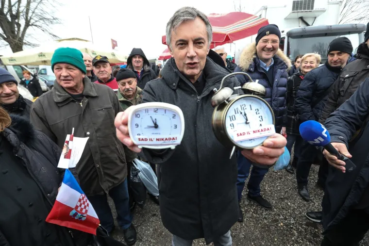 Satovi, satovi... &Scaron;koro u '&scaron;opingu' na sajmu u Sesvetama: Kupio je sir, čaj za visoki tlak, a dobio je i - poljubac!