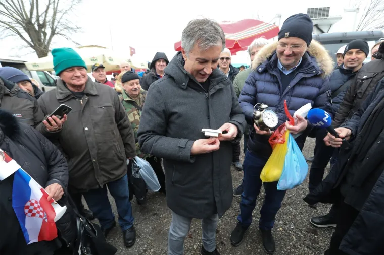Satovi, satovi... &Scaron;koro u '&scaron;opingu' na sajmu u Sesvetama: Kupio je sir, čaj za visoki tlak, a dobio je i - poljubac!