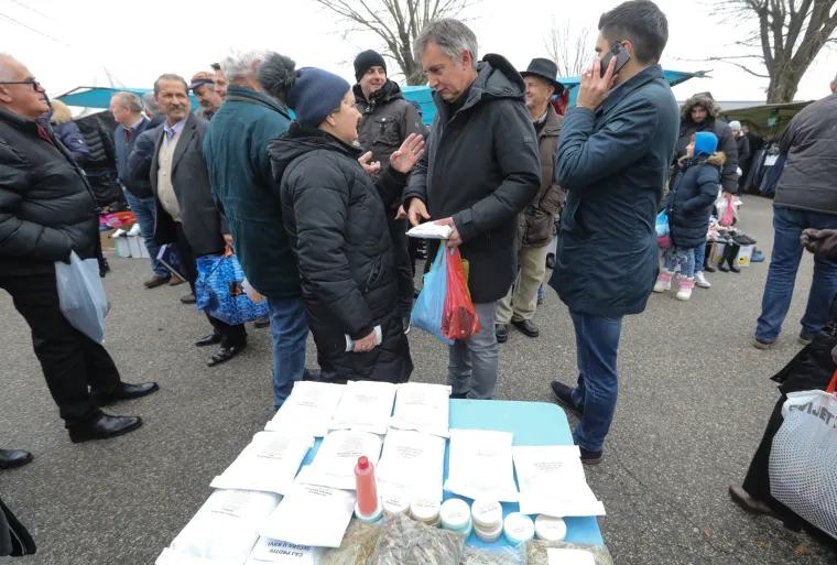 Satovi, satovi... &Scaron;koro u '&scaron;opingu' na sajmu u Sesvetama: Kupio je sir, čaj za visoki tlak, a dobio je i - poljubac!