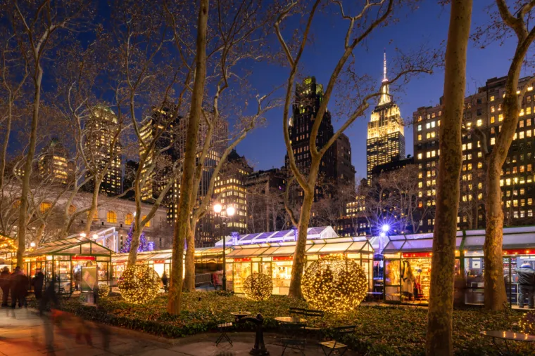 Advent u New Yorku u Bryant parku svakako bi trebali posjetiti. 
Rađen je u europskom stilu,  a otvara se već 31. listopada. Oni koji vole klizanje, sigurno će im se svidjeti da ima besplatan ledeni park.