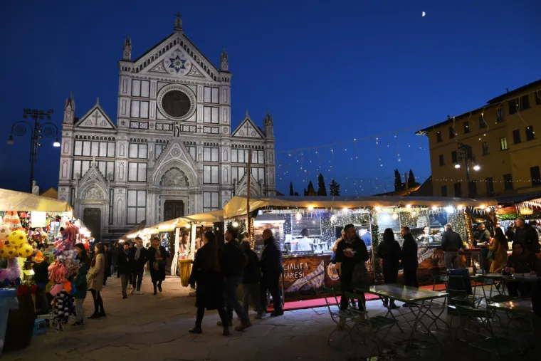 Božićni sajam na Piazzi Santa Croce u Firenzi traje do 20. prosinca. Tu možete obaviti dobar blagdanski šoping sve do Božića kada se zatvara. 
Iako je ovo u skoro svakom smislu talijanski sajam, ima i malo njemačkog "štiha".