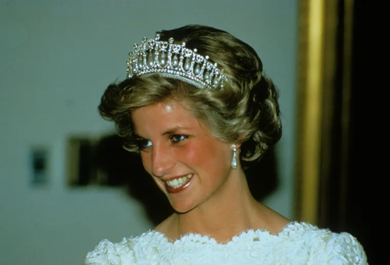 Diana, pokojna princeza od Walesa, 1981. godine na poklon je dobila tijaru kraljice Mary.
Tijara je poznata pod imenima 'Lover's Knot' i 'Cambridge Lover's Knot'.